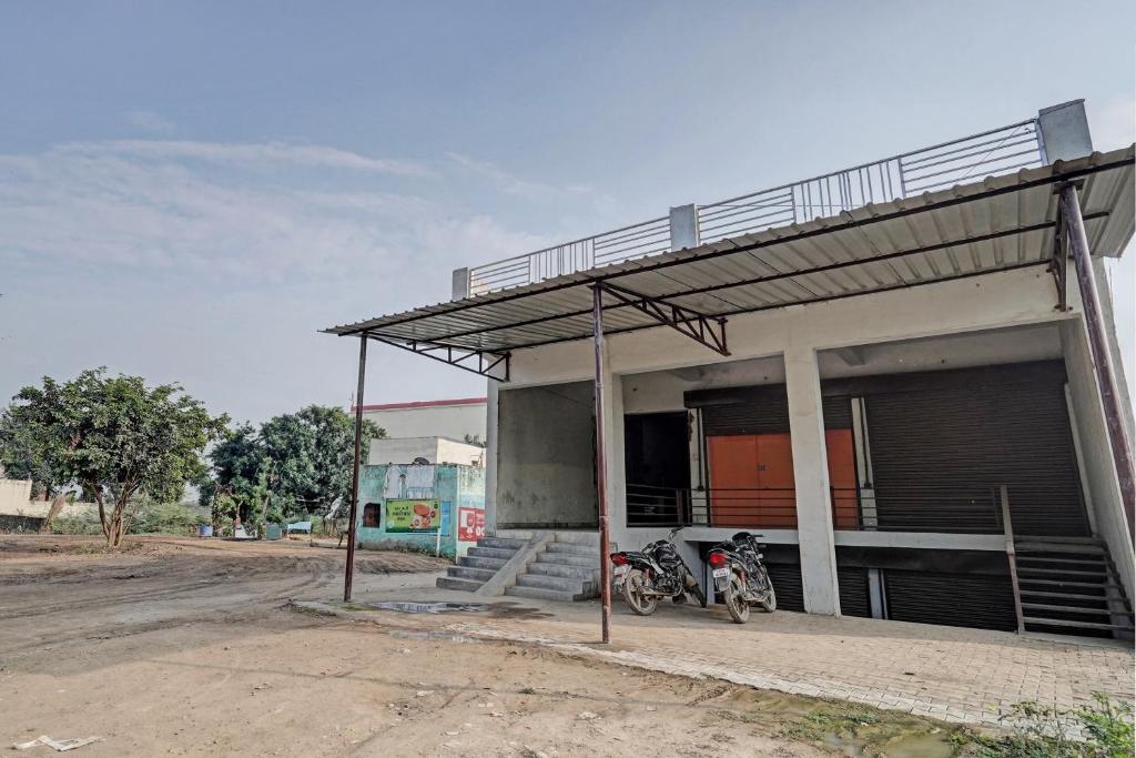 Tòa nhà nơi khách sạn tọa lạc