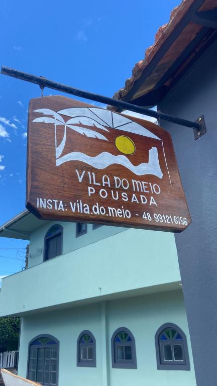 a sign for a restaurant on the side of a building at Pousada Vila do Meio in Pinheiro
