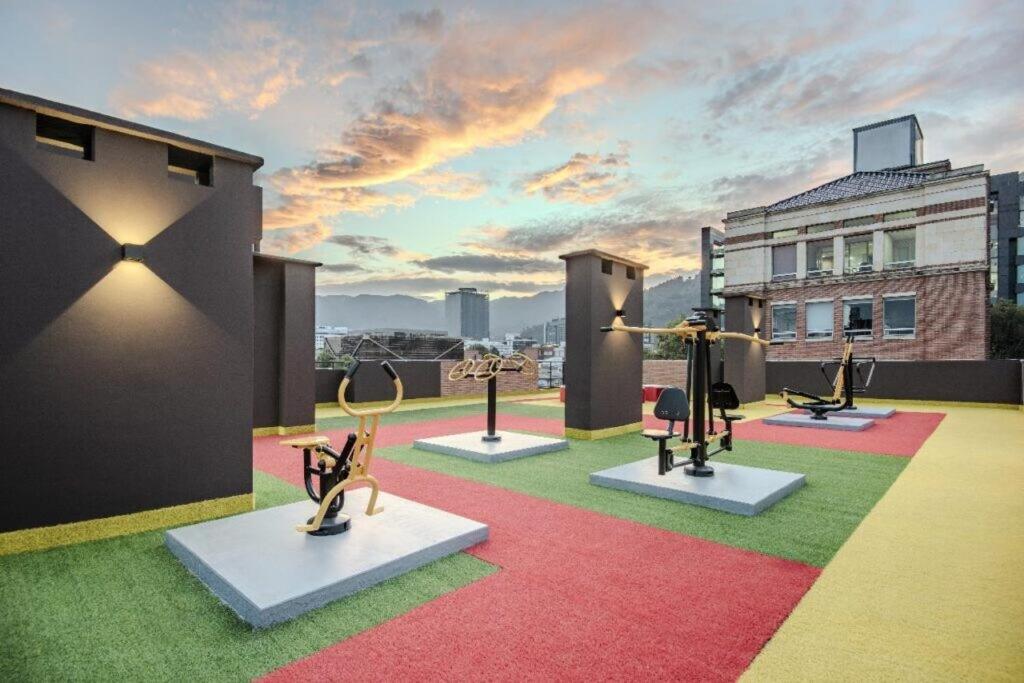 un grupo de equipos de ejercicio en el techo de un edificio en Exclusive Aparta - Suite Full Parque de la 93, en Bogotá