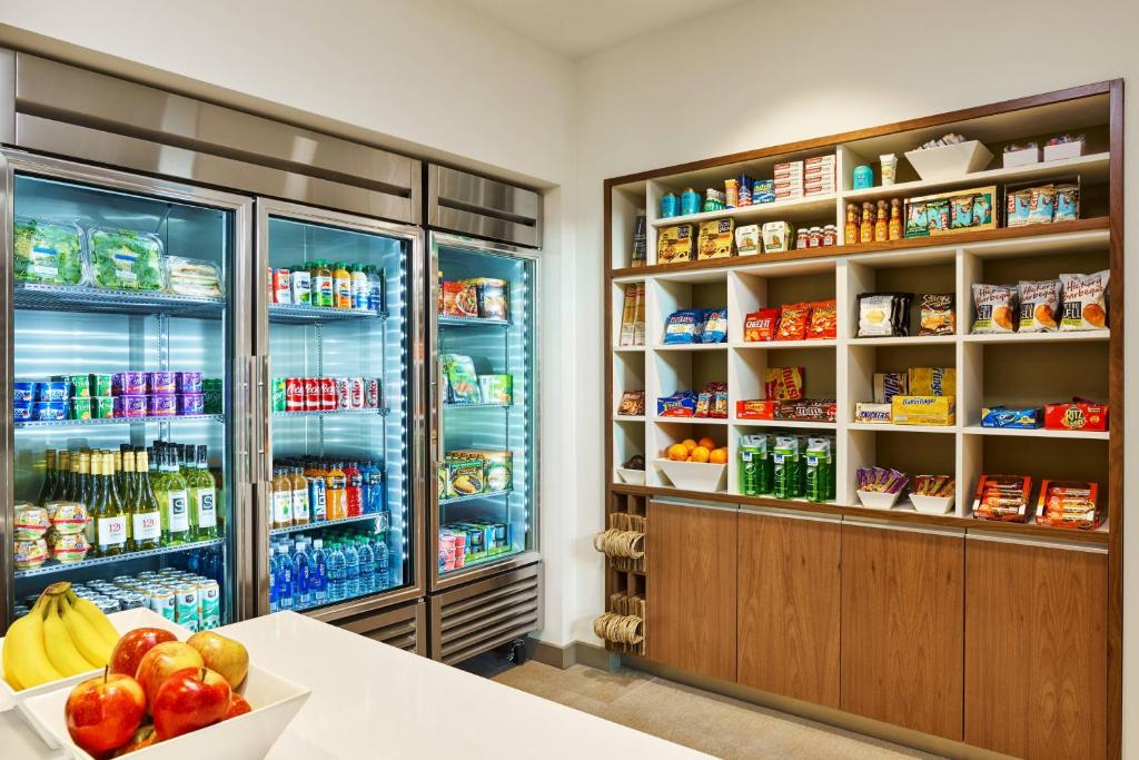 Supermarket nebo jiné obchody v  hotelu nebo okolí