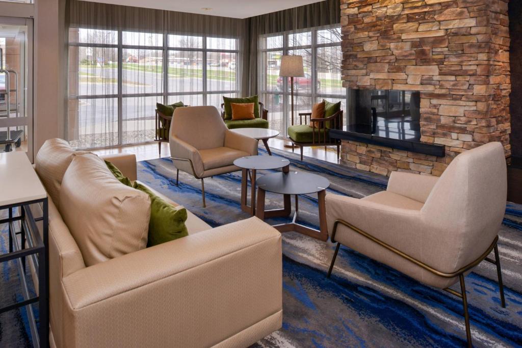 a living room with couches and a fireplace at Fairfield Inn & Suites by Marriott Cedar Rapids in Cedar Rapids