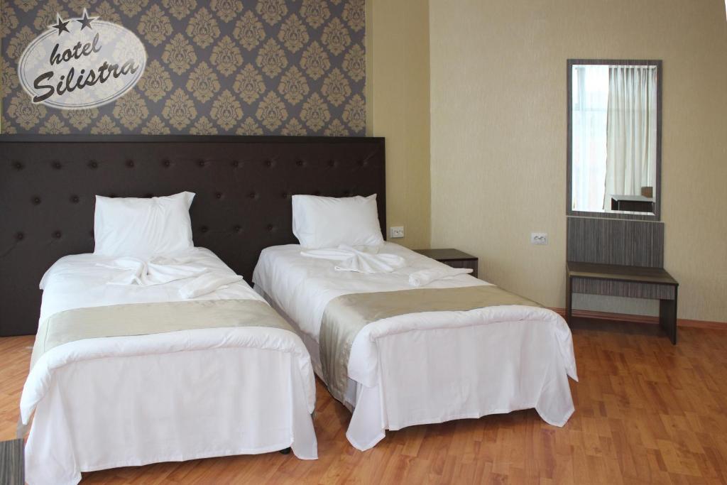 Postel nebo postele na pokoji v ubytování Family Hotel Silistra