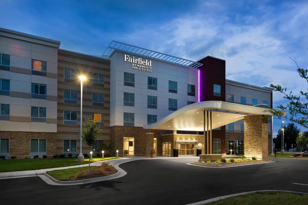 un edificio de hospital con un letrero iluminado en él en Fairfield by Marriott Inn & Suites Statesville, en Statesville