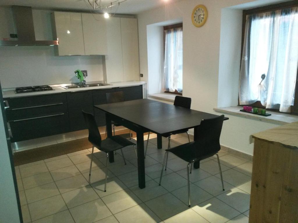eine Küche mit einem Tisch und Stühlen im Zimmer in der Unterkunft Casa Elisa in Doues