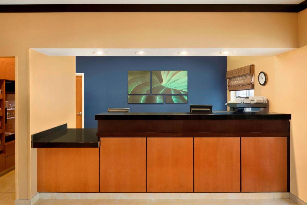TV a/nebo společenská místnost v ubytování Fairfield Inn & Suites by Marriott Champaign