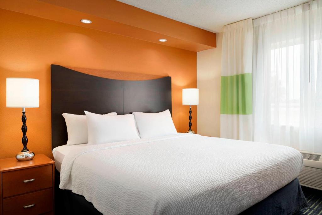 Fairfield Inn & Suites by Marriott Champaign - King Studio Suite Con Sofabed