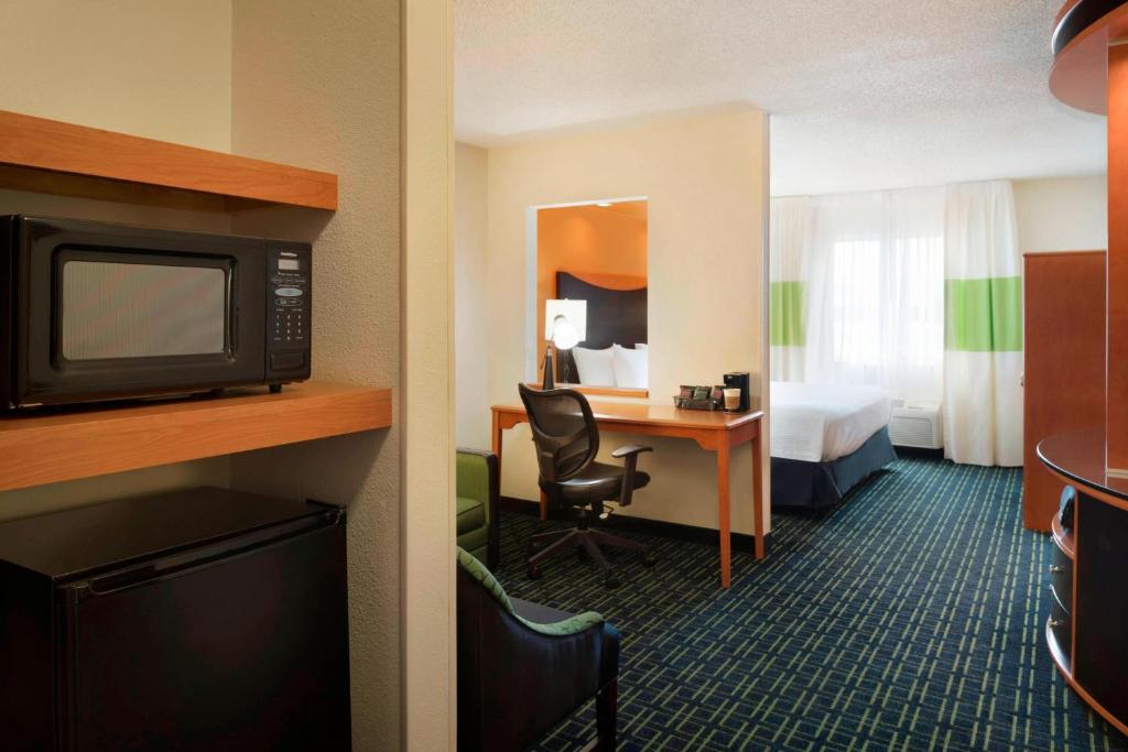 TV a/nebo společenská místnost v ubytování Fairfield Inn & Suites by Marriott Champaign