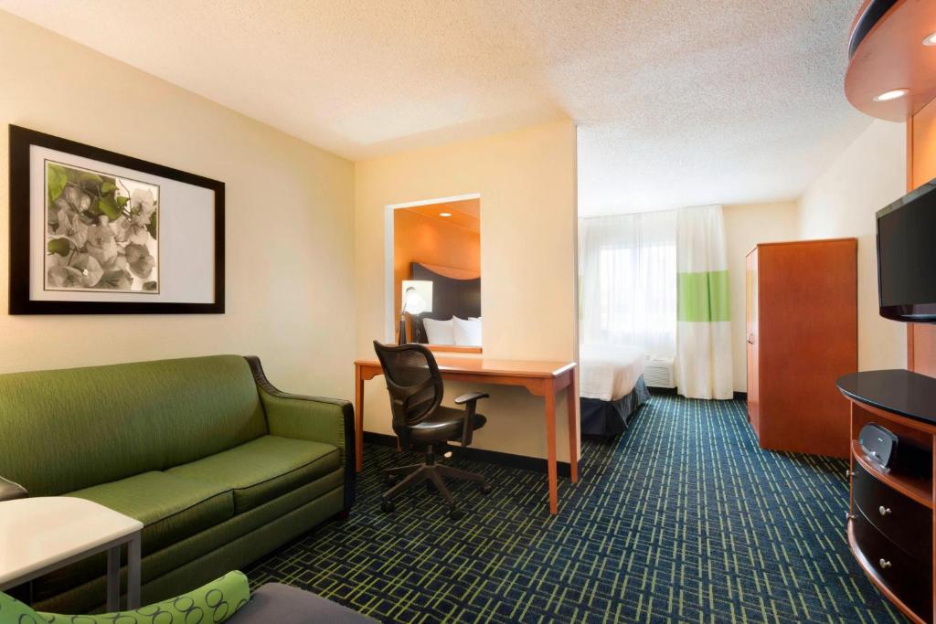 TV a/nebo společenská místnost v ubytování Fairfield Inn & Suites by Marriott Champaign