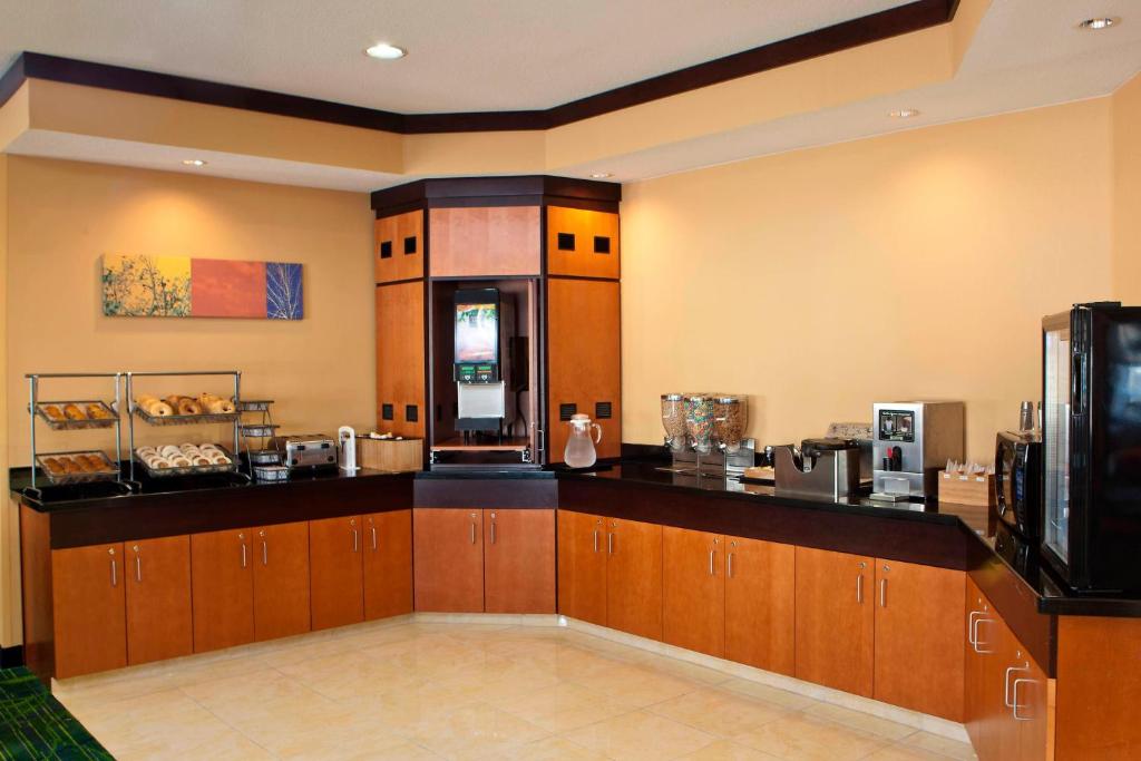 Kuchyň nebo kuchyňský kout v ubytování Fairfield Inn & Suites by Marriott Champaign