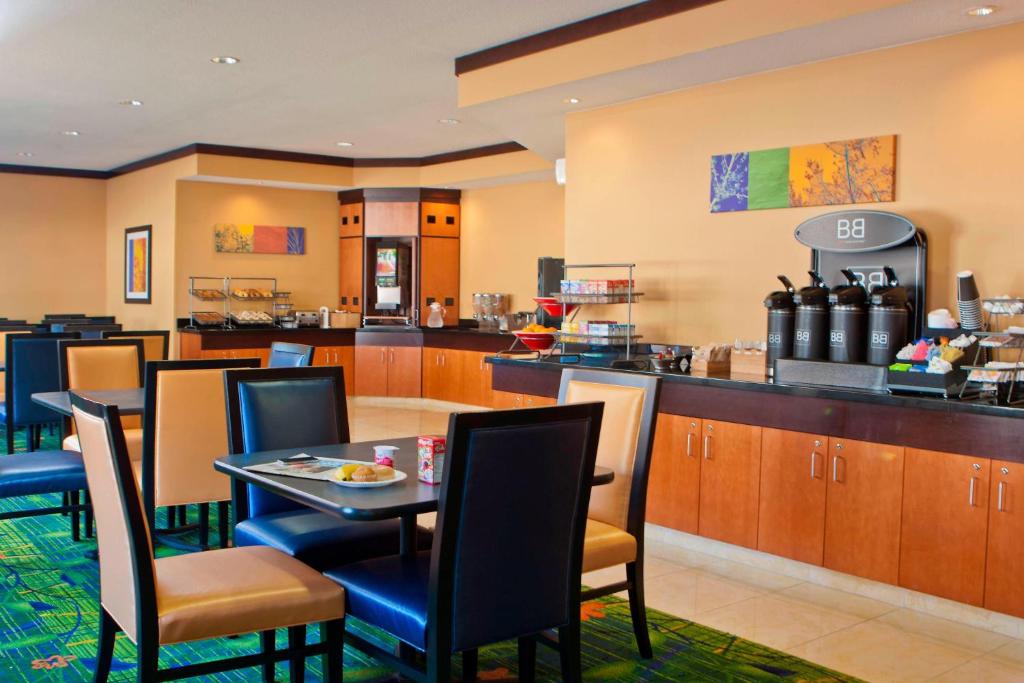 Restaurace v ubytování Fairfield Inn & Suites by Marriott Champaign