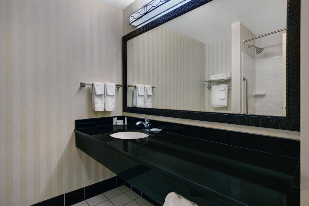 Fairfield Inn and Suites Carlsbad - King Suite With Sofa Bed - Hearing Accessible