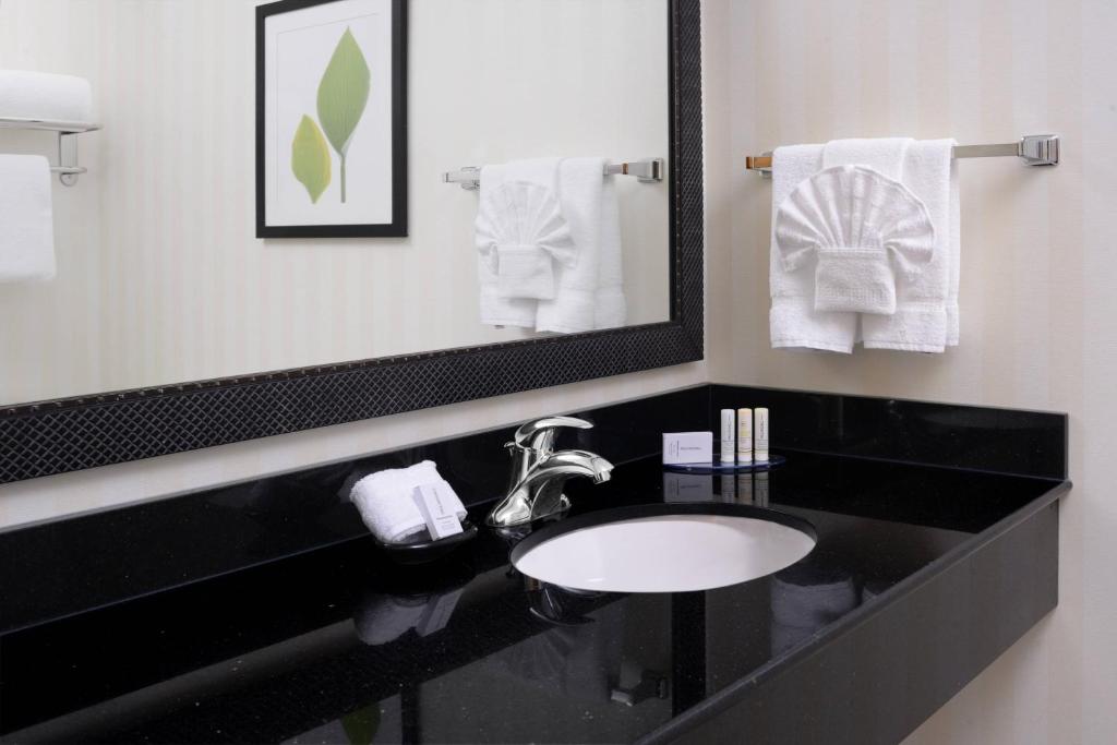 Koupelna v ubytování Fairfield Inn & Suites by Marriott Dallas Plano The Colony