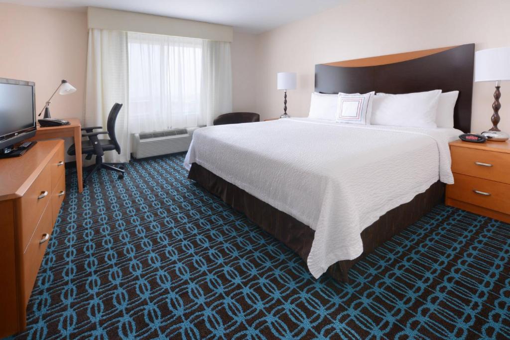 Postel nebo postele na pokoji v ubytování Fairfield Inn & Suites by Marriott Dallas Plano The Colony