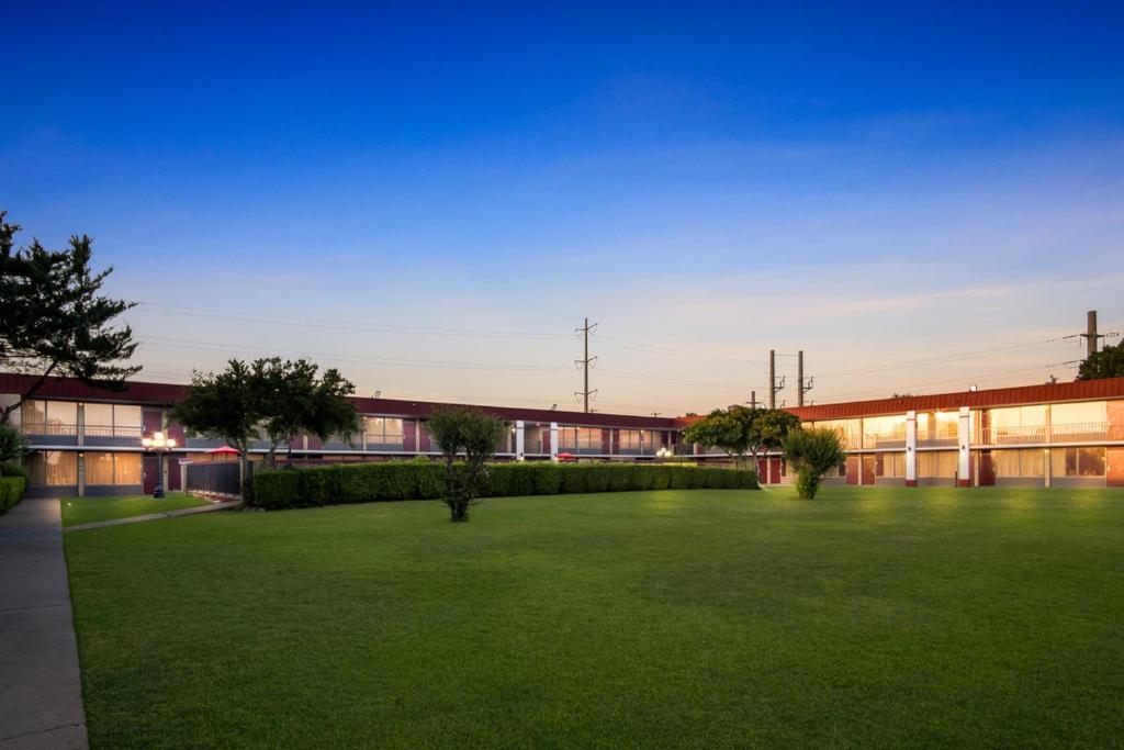 Zahrada ubytování Red Roof Inn & Conference Center McKinney
