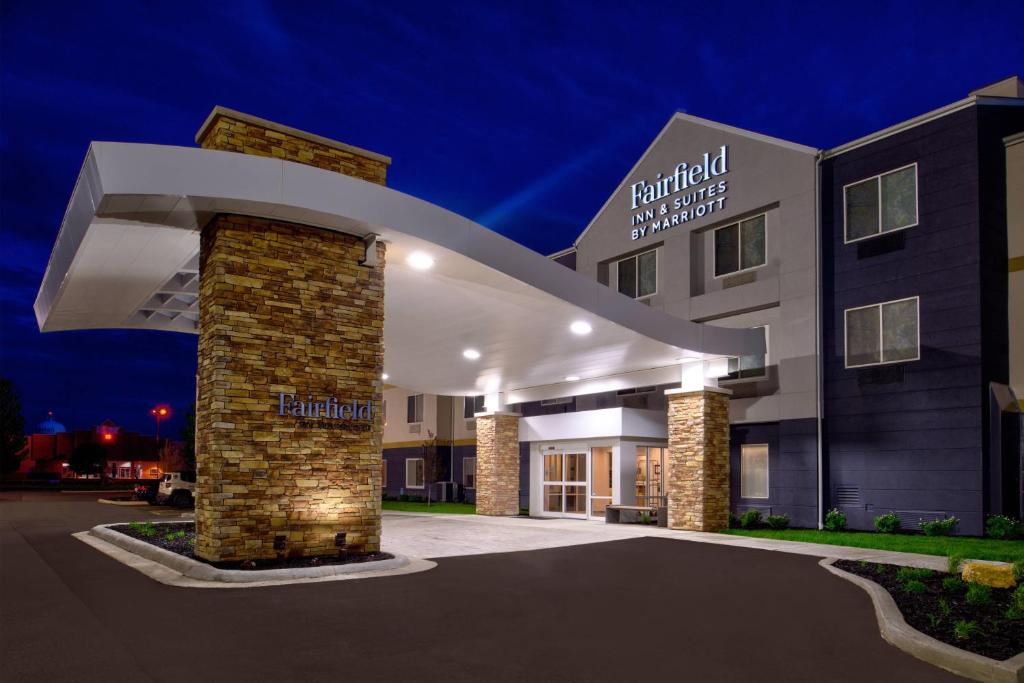 Una representación de un hotel por la noche. en Fairfield Inn and Suites Beloit, en Beloit