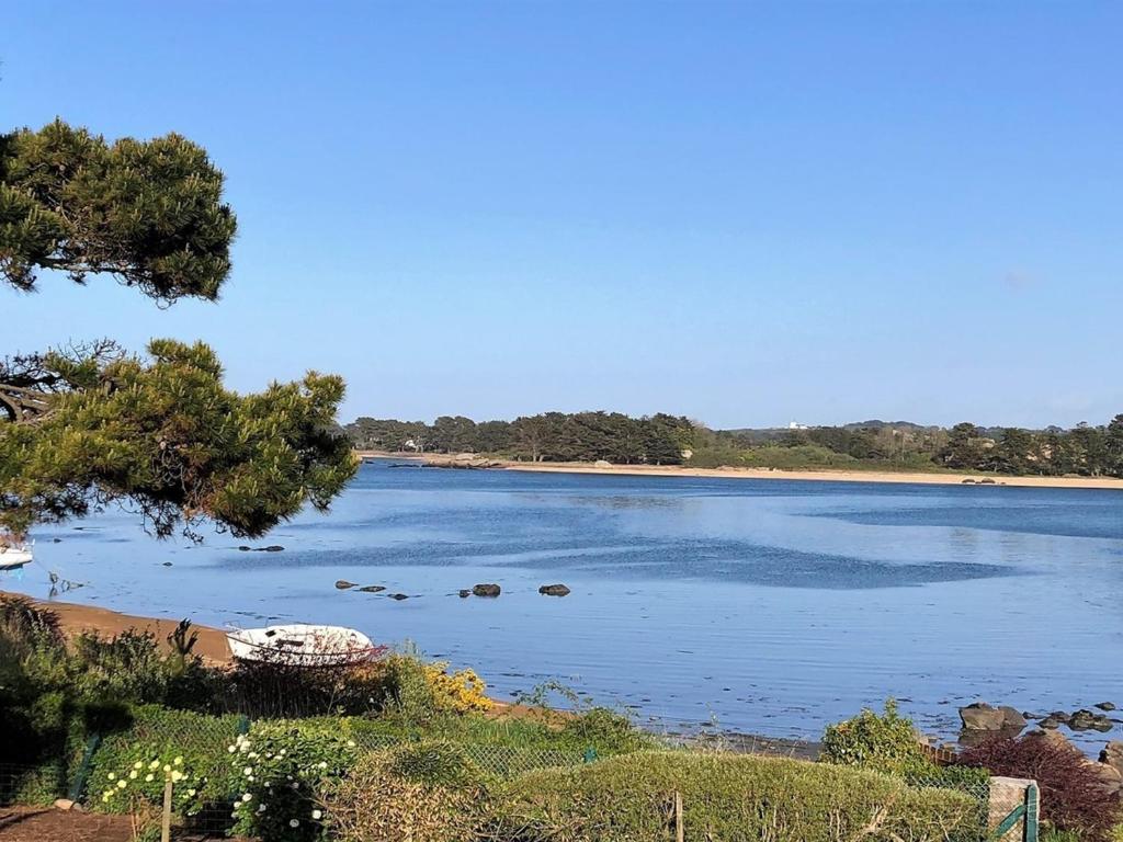 Photo de la galerie de l'établissement Maison bretonne face à la mer avec WIFI et parking à Trégastel - FR-1-368-442, à Trégastel