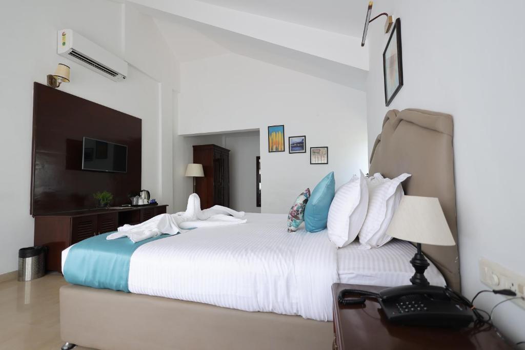 Postel nebo postele na pokoji v ubytování Casa Ahaana Resort Vagator, By Lavin Hotels