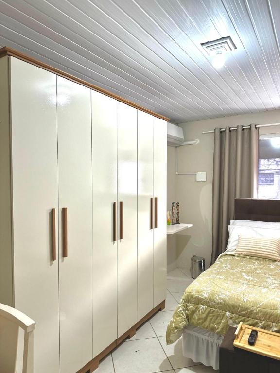 Postel nebo postele na pokoji v ubytování Quarto em Florianópolis