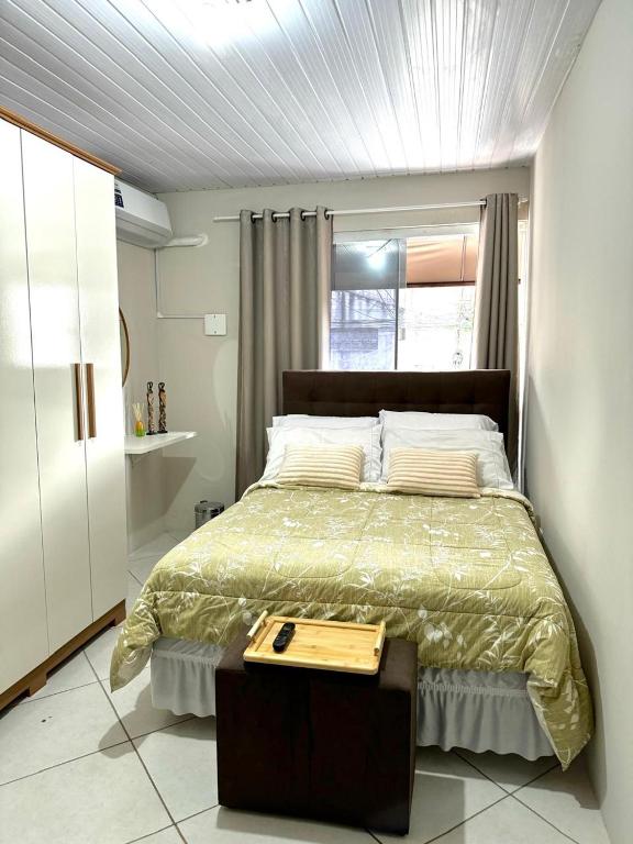 Postel nebo postele na pokoji v ubytování Quarto em Florianópolis