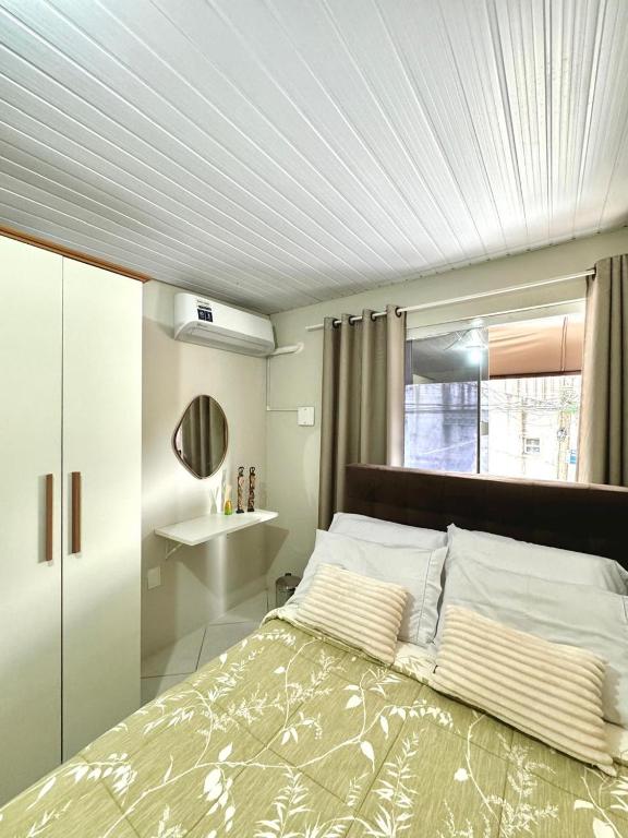 Postel nebo postele na pokoji v ubytování Quarto em Florianópolis