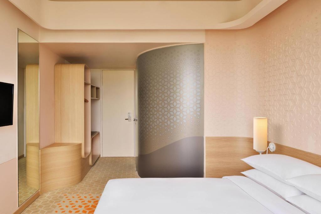 Fairfield by Marriott Chennai Mahindra World City - Superior King Guest Room