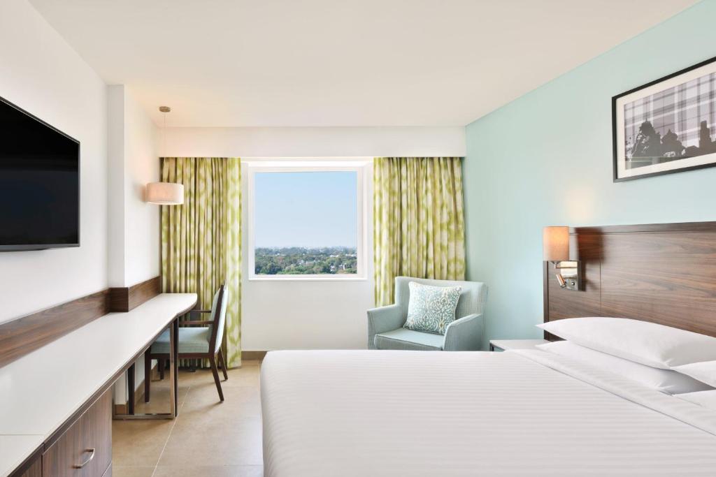 Postel nebo postele na pokoji v ubytování Fairfield by Marriott Chennai OMR