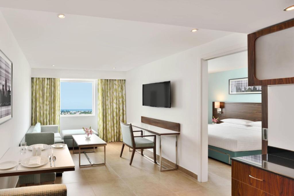 TV a/nebo společenská místnost v ubytování Fairfield by Marriott Chennai OMR