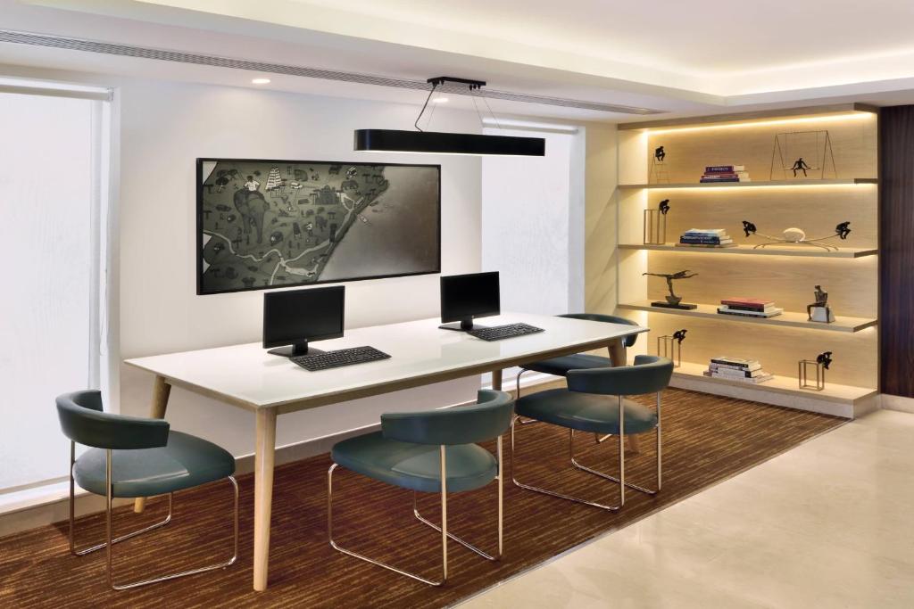 TV a/nebo společenská místnost v ubytování Fairfield by Marriott Chennai OMR
