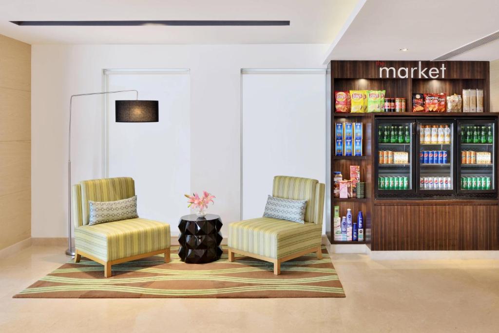 Posezení v ubytování Fairfield by Marriott Chennai OMR