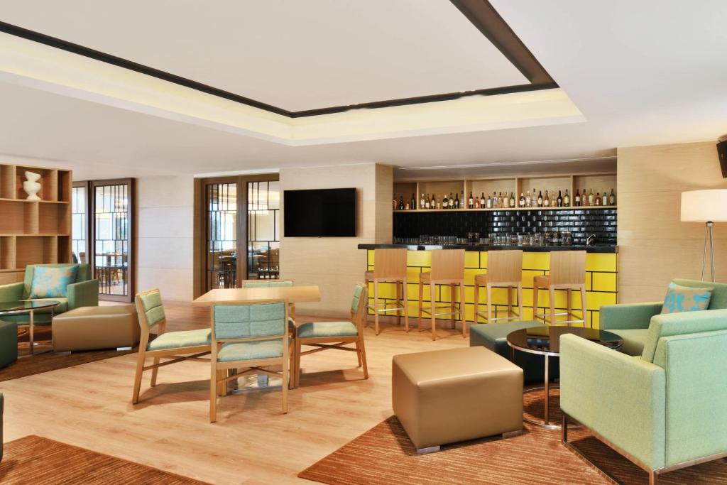 TV a/nebo společenská místnost v ubytování Fairfield by Marriott Chennai OMR