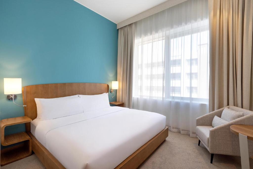 Postel nebo postele na pokoji v ubytování Element Al Mina, Dubai Jumeirah