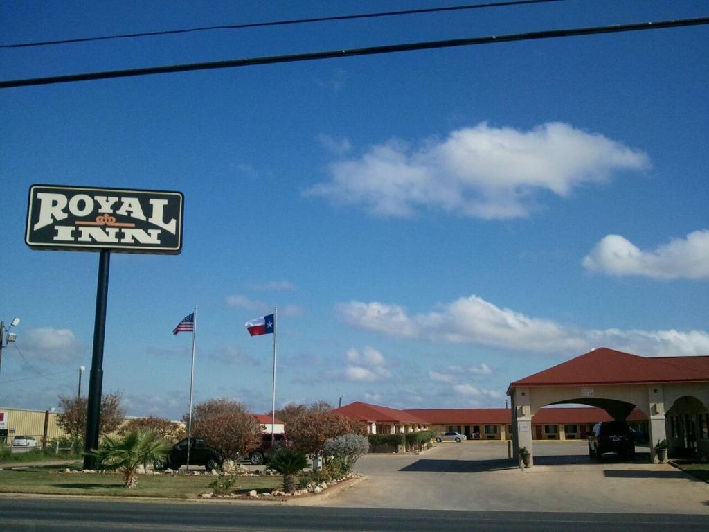 a restaurant with a sign in front of a building at Royal Inn Pearsall in Pearsall
