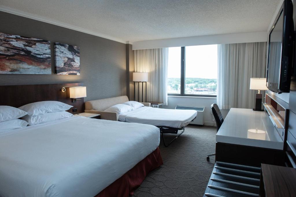 Delta Hotels by Marriott Saguenay Conference Centre - Chambre Avec 1 Très Grand Lit