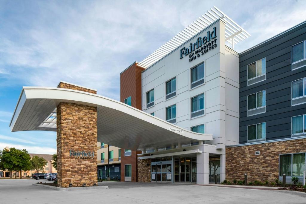 アービングにあるFairfield by Marriott Inn & Suites Dallas DFW Airport North, Irvingの椰子医療の看板を持つ病院棟