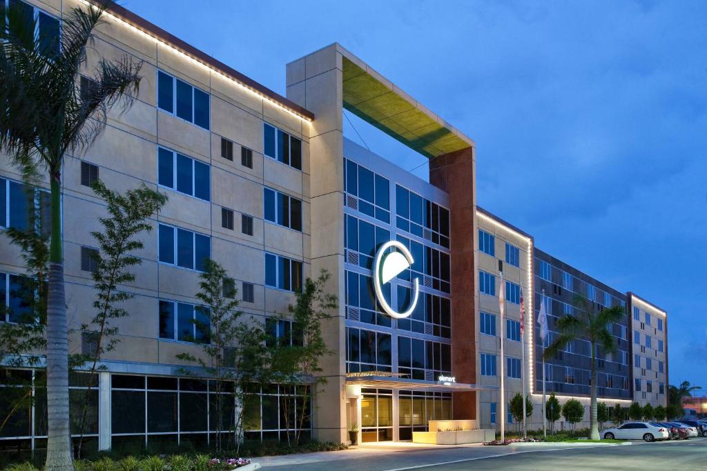 ein Bürogebäude mit dem c-Logo darauf in der Unterkunft Element Miami International Airport in Miami