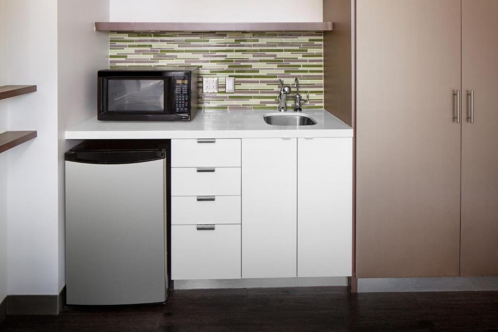 a kitchen with a microwave and a sink at Element Miami International Airport in Miami