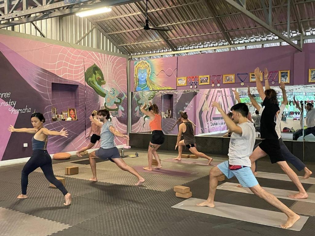 een groep mensen in een yogales bij Ground Zero Martial Arts and Yoga in Phumĭ Réach Born