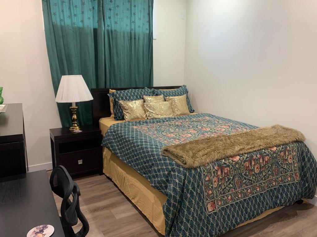 Rúm í herbergi á Charming Oasis Tranquil Suite 8 min Airport, AC
