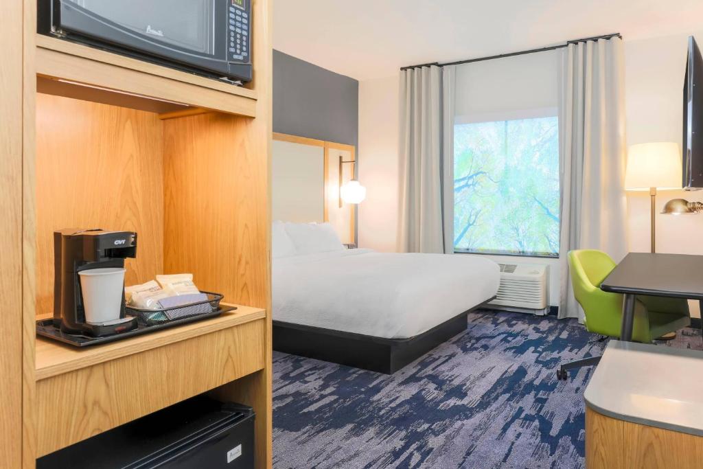 Fairfield by Marriott Inn & Suites Cape Coral North Fort Myers - King Room - Hearing Accesible