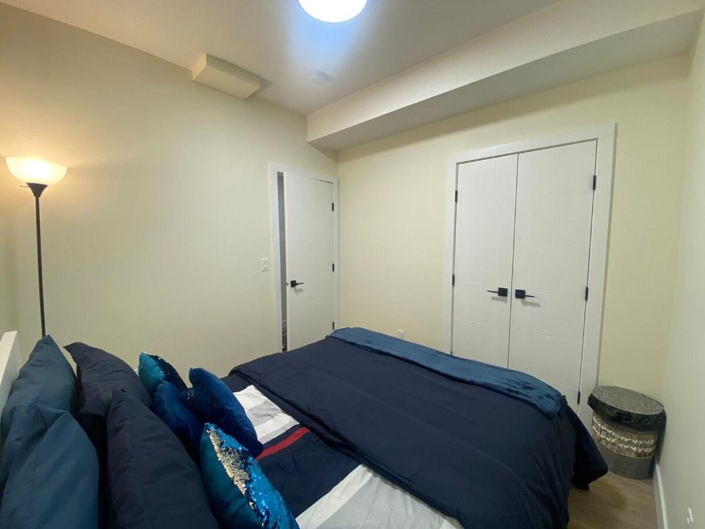 Rúm í herbergi á Charming Oasis Tranquil Suite 8 min Airport, AC