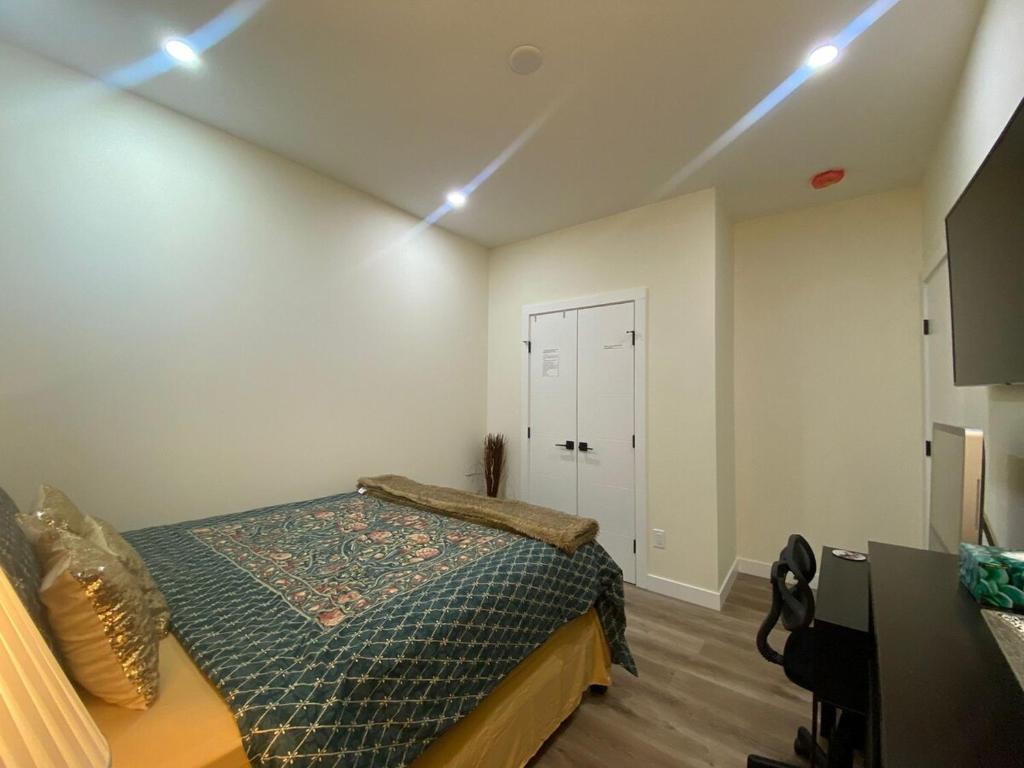 Rúm í herbergi á Charming Oasis Tranquil Suite 8 min Airport, AC