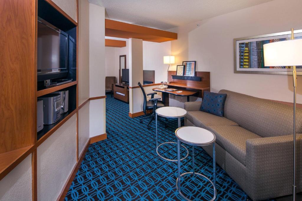 TV a/nebo společenská místnost v ubytování Fairfield Inn & Suites by Marriott Dover