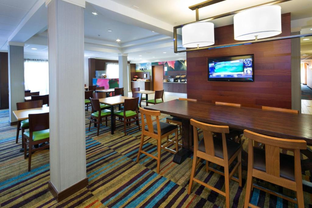 TV a/nebo společenská místnost v ubytování Fairfield Inn & Suites by Marriott Dover