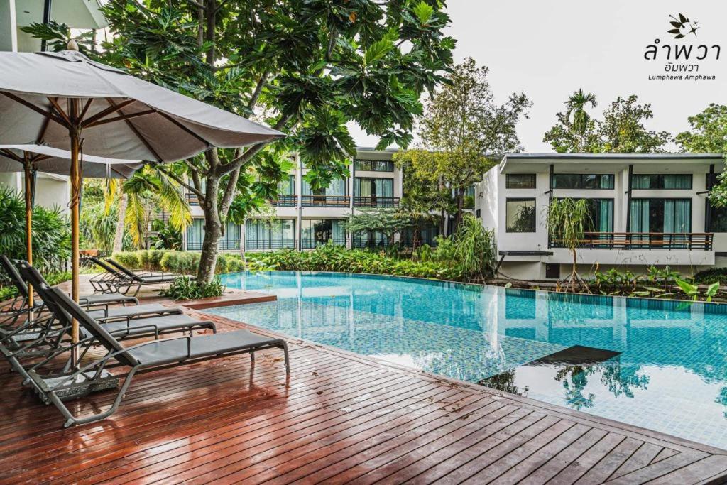 Bazén v ubytování Lumphawa Amphawa Resort nebo v jeho okolí