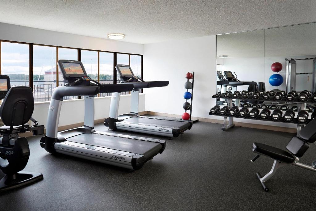 Fitness centrum a/nebo fitness zařízení v ubytování Delta Hotels by Marriott Kingston Waterfront