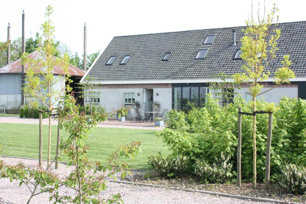 una casa con un jardín delante de ella en De Nachtdijk, en Wijk bij Duurstede