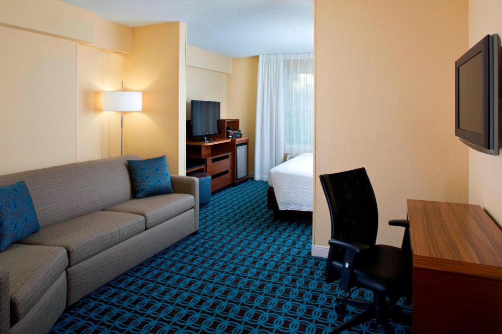 Fairfield Inn & Suites by Marriott Orlando Lake Buena Vista in the Marriott Village photo