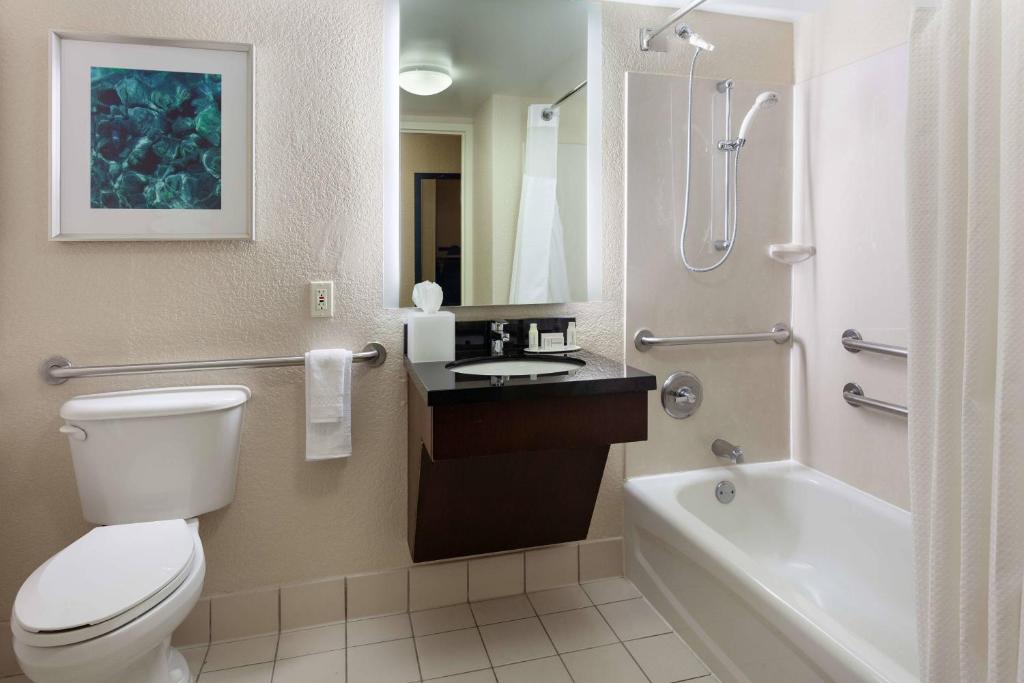 Fairfield Inn & Suites by Marriott Orlando Lake Buena Vista in the Marriott Village photo