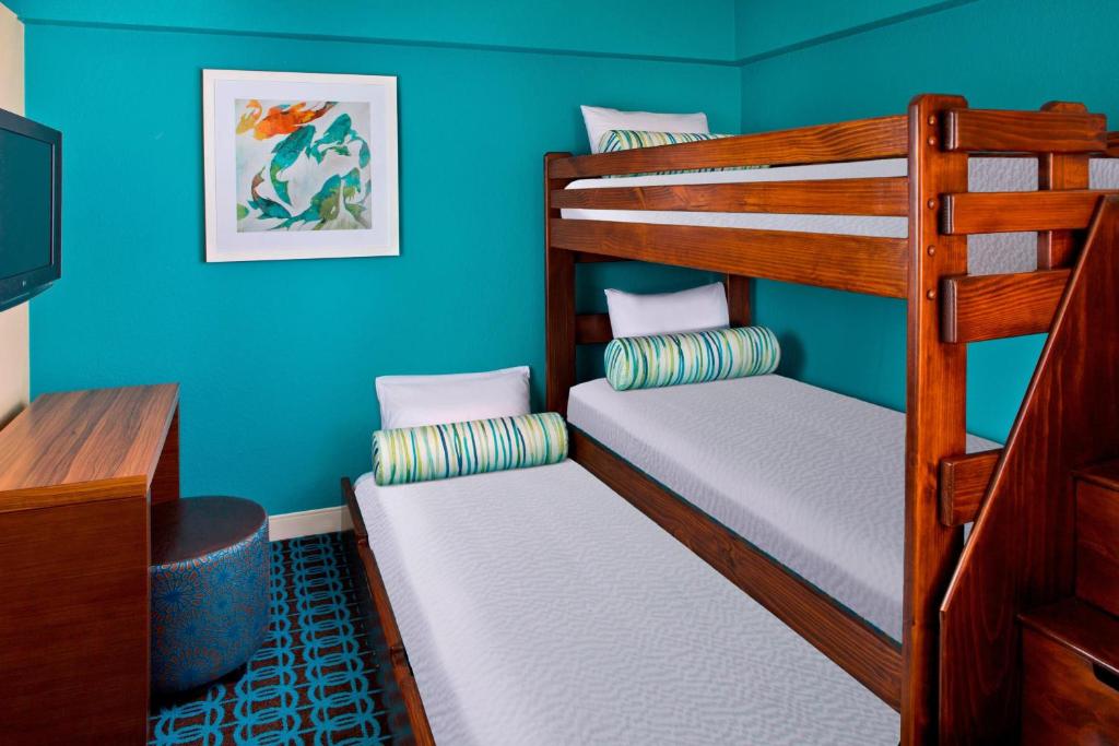 Fairfield Inn & Suites by Marriott Orlando Lake Buena Vista in the Marriott Village photo