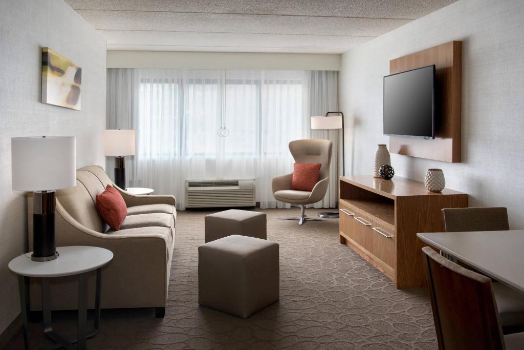 Posezení v ubytování Delta Hotels by Marriott Utica